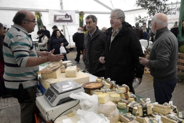 Desde los pedazos más pequeños por 5€ hasta lo que los bolsillos de los compradores se pudieran permitir, la XVI Feria de la Trufa vendió este esquisto producto a 1.000€ el kilo.