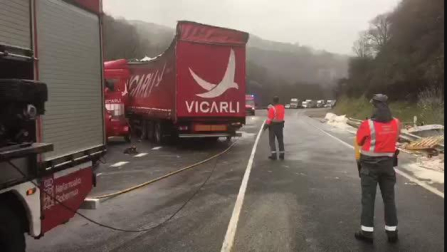 Accidente de un camión en la N-121A en Berroeta