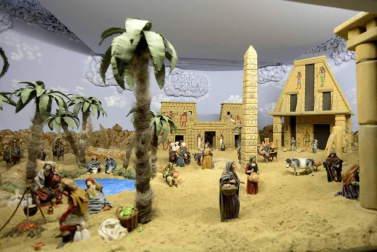 Quince creaciones, obra de diecinueve belenistas, conforman en esta ocasión la muestra que todos los años organiza en Navidad la Asociación de Belenistas de Tafalla. Se podrá visitar en su sede hasta el próximo jueves 4 de enero