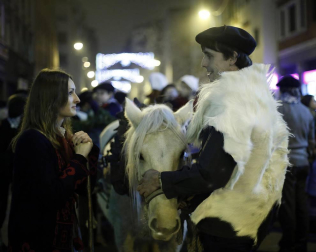 Miles de personas acompañaros al carbonero en su visita a la capital navarra.