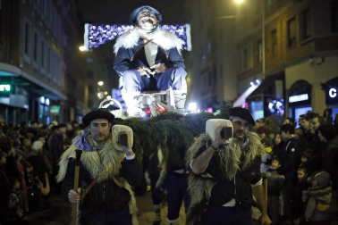 Miles de personas acompañaros al carbonero en su visita a la capital navarra.