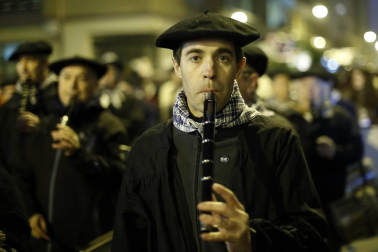 Miles de personas acompañaros al carbonero en su visita a la capital navarra.