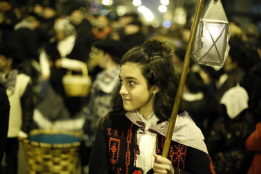 Miles de personas acompañaros al carbonero en su visita a la capital navarra.