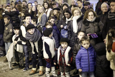 Miles de personas acompañaros al carbonero en su visita a la capital navarra.