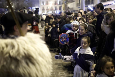 Miles de personas acompañaros al carbonero en su visita a la capital navarra.