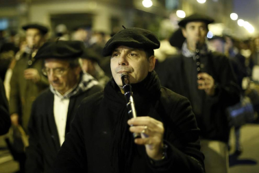 Miles de personas acompañaros al carbonero en su visita a la capital navarra.