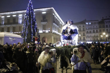 Miles de personas acompañaros al carbonero en su visita a la capital navarra.