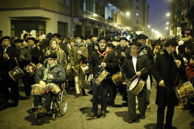 Miles de personas acompañaros al carbonero en su visita a la capital navarra.