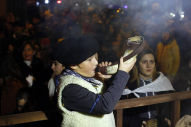 Miles de personas acompañaros al carbonero en su visita a la capital navarra.
