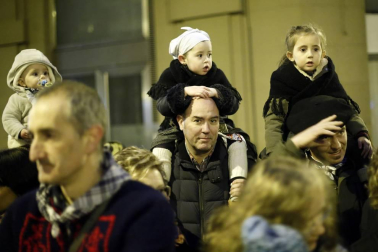 Miles de personas acompañaros al carbonero en su visita a la capital navarra.