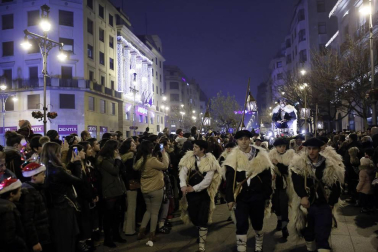 Miles de personas acompañaros al carbonero en su visita a la capital navarra.