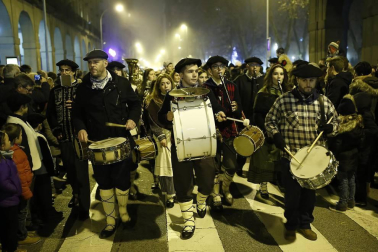 Miles de personas acompañaros al carbonero en su visita a la capital navarra.