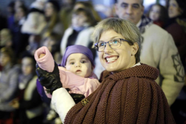 Miles de personas acompañaros al carbonero en su visita a la capital navarra.