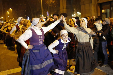 Miles de personas acompañaros al carbonero en su visita a la capital navarra.