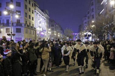 Miles de personas acompañaros al carbonero en su visita a la capital navarra.