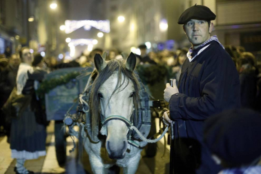 Miles de personas acompañaros al carbonero en su visita a la capital navarra.