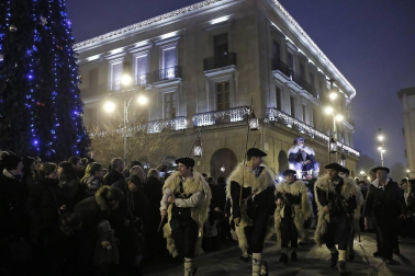 Miles de personas acompañaros al carbonero en su visita a la capital navarra.
