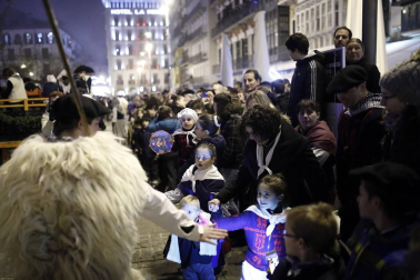 Miles de personas acompañaros al carbonero en su visita a la capital navarra.