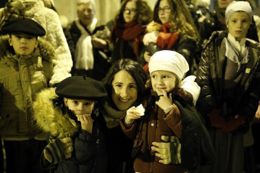 Miles de personas acompañaros al carbonero en su visita a la capital navarra.