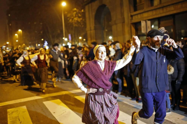 Miles de personas acompañaros al carbonero en su visita a la capital navarra.