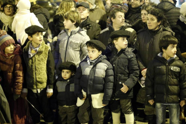 Miles de personas acompañaros al carbonero en su visita a la capital navarra.