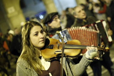 Miles de personas acompañaros al carbonero en su visita a la capital navarra.