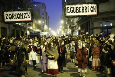 Miles de personas acompañaros al carbonero en su visita a la capital navarra.