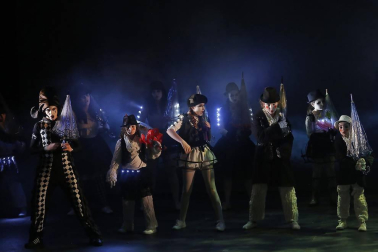 Imágenes de la obra que han interpretado 65 niños, jóvenes y adultos en el Teatro Arriaga.