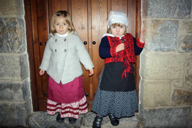 Como cada 24 de diciembre, Aoiz celebra la esperada bajada de las montañas del querido Olentzero. Un día muy especial para grandes y pequeños que inundan con ilusión y deseos cada rincón del pueblo. La carroza, después de recorrer las calles de Aoiz, se asentó en la plaza del Mercado donde una multitud de gente pudo disfrutar de las actuaciones de los grupos locales de dantzaris y txistus. Nadie se quedó sin trasmitirle al Olentzero sus deseos.