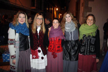 Como cada 24 de diciembre, Aoiz celebra la esperada bajada de las montañas del querido Olentzero. Un día muy especial para grandes y pequeños que inundan con ilusión y deseos cada rincón del pueblo. La carroza, después de recorrer las calles de Aoiz, se asentó en la plaza del Mercado donde una multitud de gente pudo disfrutar de las actuaciones de los grupos locales de dantzaris y txistus. Nadie se quedó sin trasmitirle al Olentzero sus deseos.