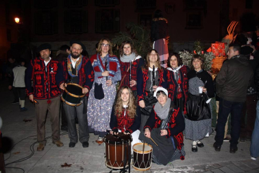 Como cada 24 de diciembre, Aoiz celebra la esperada bajada de las montañas del querido Olentzero. Un día muy especial para grandes y pequeños que inundan con ilusión y deseos cada rincón del pueblo. La carroza, después de recorrer las calles de Aoiz, se asentó en la plaza del Mercado donde una multitud de gente pudo disfrutar de las actuaciones de los grupos locales de dantzaris y txistus. Nadie se quedó sin trasmitirle al Olentzero sus deseos.