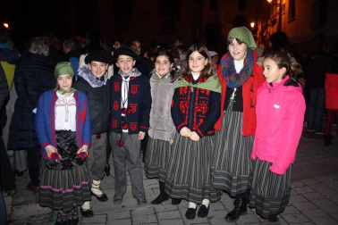 Como cada 24 de diciembre, Aoiz celebra la esperada bajada de las montañas del querido Olentzero. Un día muy especial para grandes y pequeños que inundan con ilusión y deseos cada rincón del pueblo. La carroza, después de recorrer las calles de Aoiz, se asentó en la plaza del Mercado donde una multitud de gente pudo disfrutar de las actuaciones de los grupos locales de dantzaris y txistus. Nadie se quedó sin trasmitirle al Olentzero sus deseos.