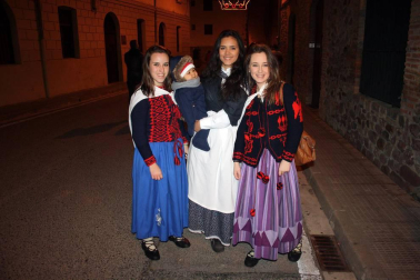 Como cada 24 de diciembre, Aoiz celebra la esperada bajada de las montañas del querido Olentzero. Un día muy especial para grandes y pequeños que inundan con ilusión y deseos cada rincón del pueblo. La carroza, después de recorrer las calles de Aoiz, se asentó en la plaza del Mercado donde una multitud de gente pudo disfrutar de las actuaciones de los grupos locales de dantzaris y txistus. Nadie se quedó sin trasmitirle al Olentzero sus deseos.