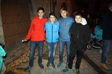 Como cada 24 de diciembre, Aoiz celebra la esperada bajada de las montañas del querido Olentzero. Un día muy especial para grandes y pequeños que inundan con ilusión y deseos cada rincón del pueblo. La carroza, después de recorrer las calles de Aoiz, se asentó en la plaza del Mercado donde una multitud de gente pudo disfrutar de las actuaciones de los grupos locales de dantzaris y txistus. Nadie se quedó sin trasmitirle al Olentzero sus deseos.