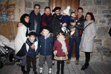 Como cada 24 de diciembre, Aoiz celebra la esperada bajada de las montañas del querido Olentzero. Un día muy especial para grandes y pequeños que inundan con ilusión y deseos cada rincón del pueblo. La carroza, después de recorrer las calles de Aoiz, se asentó en la plaza del Mercado donde una multitud de gente pudo disfrutar de las actuaciones de los grupos locales de dantzaris y txistus. Nadie se quedó sin trasmitirle al Olentzero sus deseos.