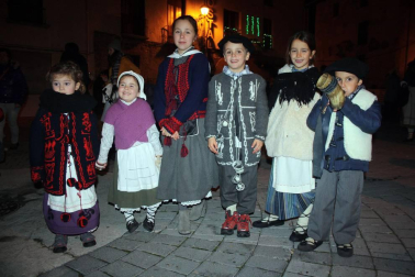 Como cada 24 de diciembre, Aoiz celebra la esperada bajada de las montañas del querido Olentzero. Un día muy especial para grandes y pequeños que inundan con ilusión y deseos cada rincón del pueblo. La carroza, después de recorrer las calles de Aoiz, se asentó en la plaza del Mercado donde una multitud de gente pudo disfrutar de las actuaciones de los grupos locales de dantzaris y txistus. Nadie se quedó sin trasmitirle al Olentzero sus deseos.