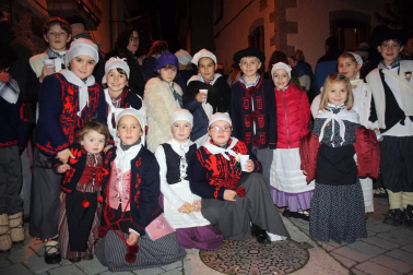 Como cada 24 de diciembre, Aoiz celebra la esperada bajada de las montañas del querido Olentzero. Un día muy especial para grandes y pequeños que inundan con ilusión y deseos cada rincón del pueblo. La carroza, después de recorrer las calles de Aoiz, se asentó en la plaza del Mercado donde una multitud de gente pudo disfrutar de las actuaciones de los grupos locales de dantzaris y txistus. Nadie se quedó sin trasmitirle al Olentzero sus deseos.