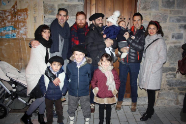 Como cada 24 de diciembre, Aoiz celebra la esperada bajada de las montañas del querido Olentzero. Un día muy especial para grandes y pequeños que inundan con ilusión y deseos cada rincón del pueblo. La carroza, después de recorrer las calles de Aoiz, se asentó en la plaza del Mercado donde una multitud de gente pudo disfrutar de las actuaciones de los grupos locales de dantzaris y txistus. Nadie se quedó sin trasmitirle al Olentzero sus deseos.