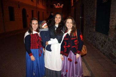 Como cada 24 de diciembre, Aoiz celebra la esperada bajada de las montañas del querido Olentzero. Un día muy especial para grandes y pequeños que inundan con ilusión y deseos cada rincón del pueblo. La carroza, después de recorrer las calles de Aoiz, se asentó en la plaza del Mercado donde una multitud de gente pudo disfrutar de las actuaciones de los grupos locales de dantzaris y txistus. Nadie se quedó sin trasmitirle al Olentzero sus deseos.