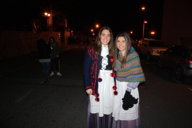 Como cada 24 de diciembre, Aoiz celebra la esperada bajada de las montañas del querido Olentzero. Un día muy especial para grandes y pequeños que inundan con ilusión y deseos cada rincón del pueblo. La carroza, después de recorrer las calles de Aoiz, se asentó en la plaza del Mercado donde una multitud de gente pudo disfrutar de las actuaciones de los grupos locales de dantzaris y txistus. Nadie se quedó sin trasmitirle al Olentzero sus deseos.