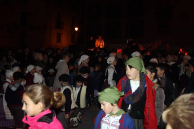 Como cada 24 de diciembre, Aoiz celebra la esperada bajada de las montañas del querido Olentzero. Un día muy especial para grandes y pequeños que inundan con ilusión y deseos cada rincón del pueblo. La carroza, después de recorrer las calles de Aoiz, se asentó en la plaza del Mercado donde una multitud de gente pudo disfrutar de las actuaciones de los grupos locales de dantzaris y txistus. Nadie se quedó sin trasmitirle al Olentzero sus deseos.