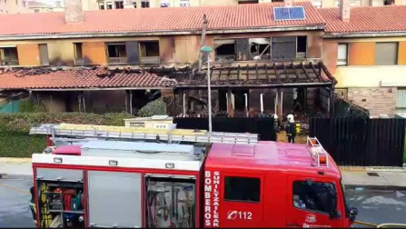 Sofocado el incendio que ha afectado a varios chalés en Tafalla