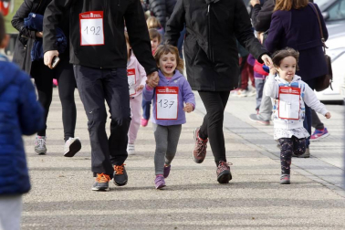 La carrera, que pidió instalaciones deportivas para el barrio pamplonés, reunió a 210 niños y 60 adultos