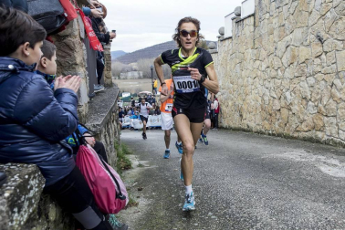Mustapha Charki y Ana Casares se han impuesto en la carrera disputada en Olaz.