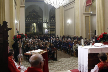 La Cofradía de San Saturnino fue la encargada de amenizar una liturgia que terminó con la tradicional jota.