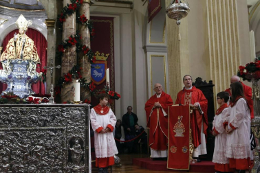 La Cofradía de San Saturnino fue la encargada de amenizar una liturgia que terminó con la tradicional jota.