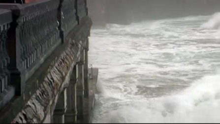 Mueren dos personas en Deba tras acercarse a ver el temporal marítimo