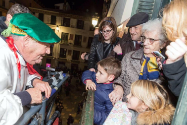 Participaron 800 personas y hubo miles de asistentes pese a la lluvia, reunió miles de asistentes.