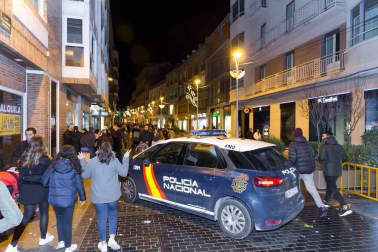 Participaron 800 personas y hubo miles de asistentes pese a la lluvia, reunió miles de asistentes.