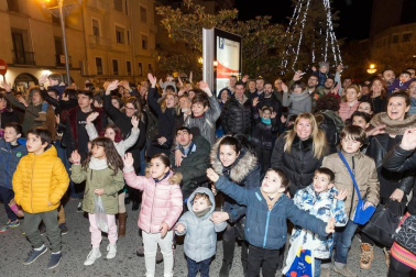 Participaron 800 personas y hubo miles de asistentes pese a la lluvia, reunió miles de asistentes.